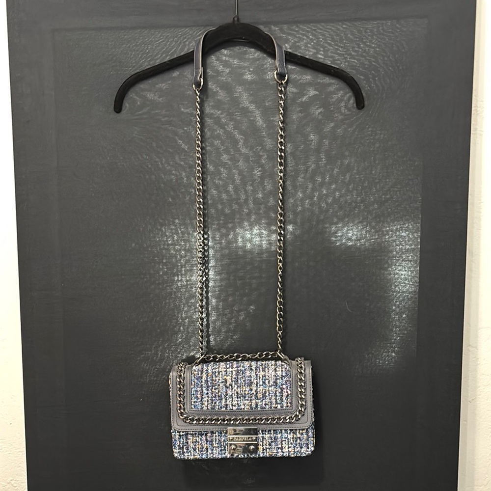 Cárvela Elegant Blue Crossbody Bag with Shimmering Details